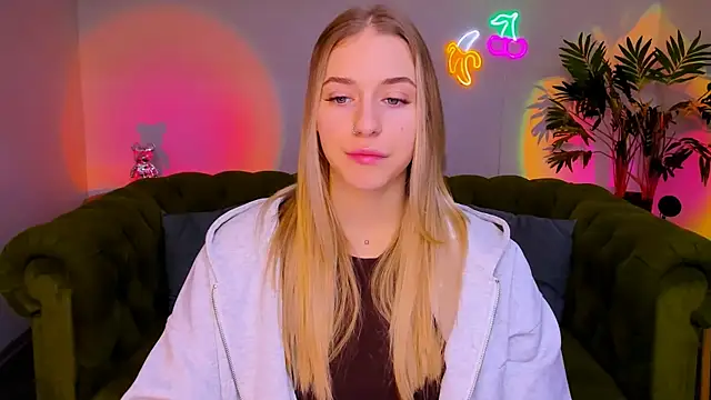 sassy cutie online show from 11-17-25, 06:06