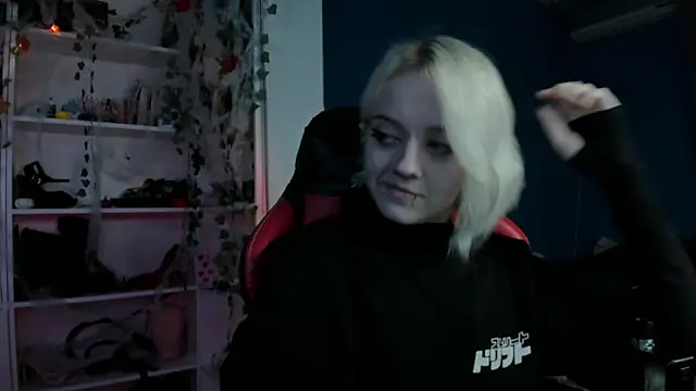 Snapshot of Holy_Mistress_S chatting on 10-29-25, 10:25 Holy Mistress S online show from 10-29-25, 10:25