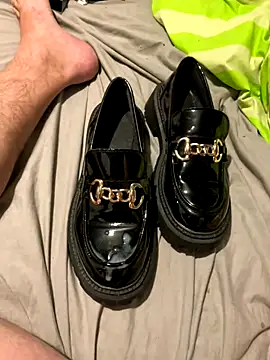 fortheloveofheels74 online show from 11-18-25, 12:26