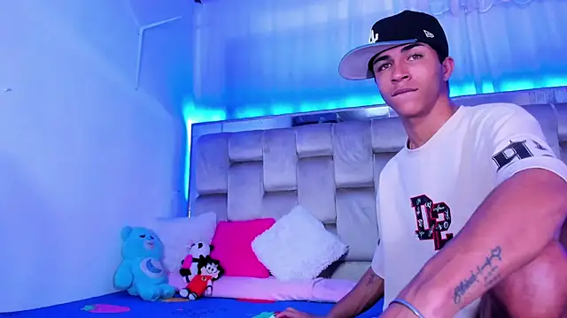 Snapshot of boyswantingplay chatting on 11-04-25, 04:05 boyswantingplay online show from 11-04-25, 04:05