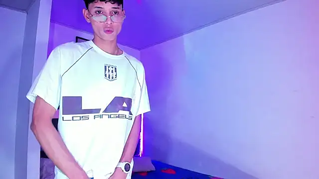 Snapshot of boyswantingplay chatting on 02-06-26, 07:37 boyswantingplay online show from 02-06-26, 07:37