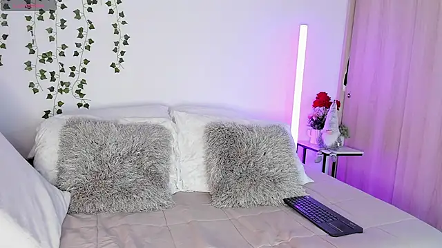 Snapshot of elicortes chatting on 12-13-25, 10:49 elicortes online show from 12-13-25, 10:49