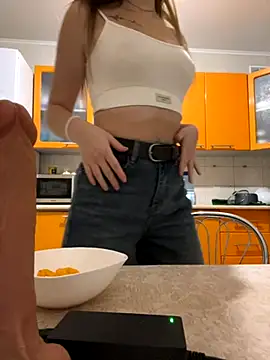 Snapshot of Elina1 chatting on 11-13-25, 10:13 Elina1 online show from 11-13-25, 10:13