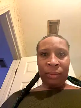 Snapshot of CreammieDelite chatting on 10-29-25, 05:17 CreammieDelite online show from 10-29-25, 05:17