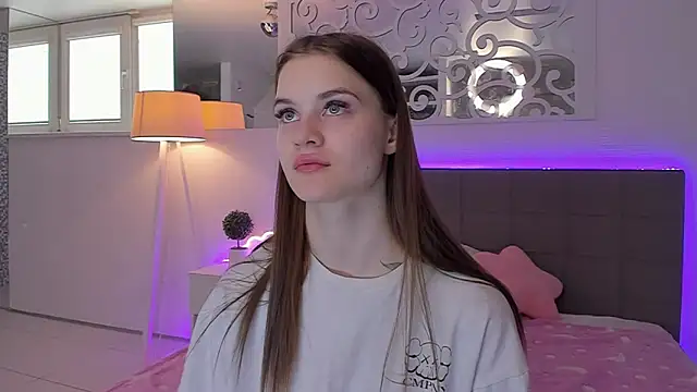 LuisaClover online show from 04-12-26, 12:19