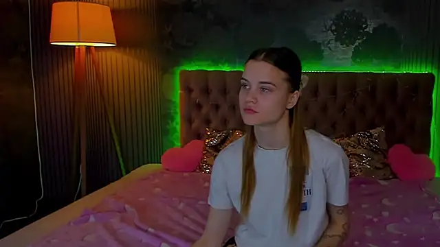 LuisaClover online show from 11-28-25, 01:33