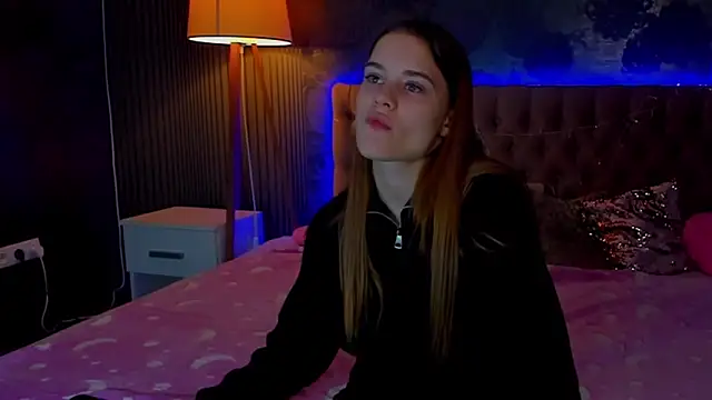 LuisaClover online show from 11-30-25, 01:01