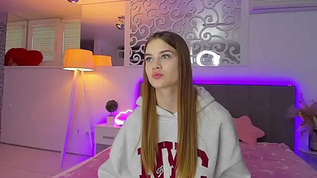 LuisaClover online show from 12-03-25, 01:21