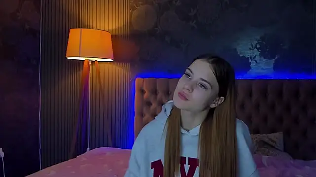 LuisaClover online show from 11-22-25, 01:10