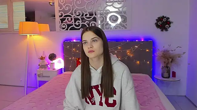 LuisaClover online show from 12-22-25, 01:11