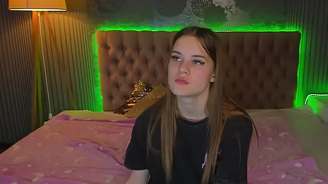 LuisaClover online show from 11-18-25, 02:42