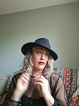 Snapshot of Raven_Fantastic chatting on 10-22-25, 02:27 Raven Fantastic online show from 10-22-25, 02:27