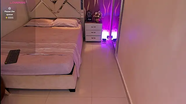 iam nicolle online show from 11-08-25, 01:47