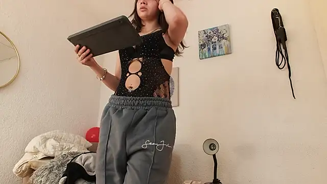 Snapshot of CarolineAikos chatting on 02-06-26, 01:40 CarolineAikos online show from 02-06-26, 01:40