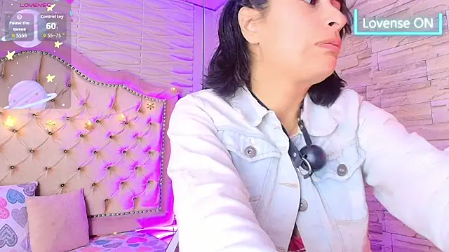 Snapshot of Roxanne_Han chatting on 12-14-25, 12:11 Roxanne Han online show from 12-14-25, 12:11