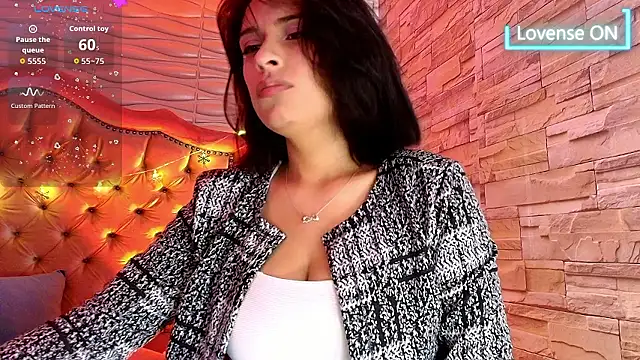 Snapshot of Roxanne_Han chatting on 01-07-26, 11:48 Roxanne Han online show from 01-07-26, 11:48