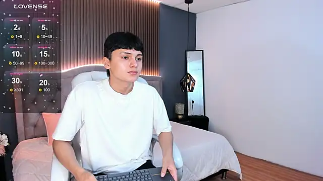 Maxii18  online show from 11-14-25, 07:06