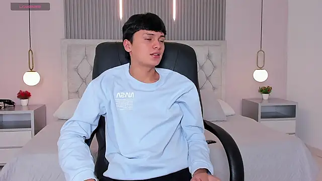 Maxii18  online show from 12-17-25, 06:35