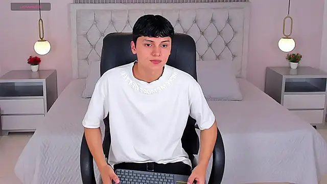 Maxii18  online show from 12-15-25, 06:47