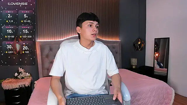 Maxii18  online show from 11-13-25, 07:07