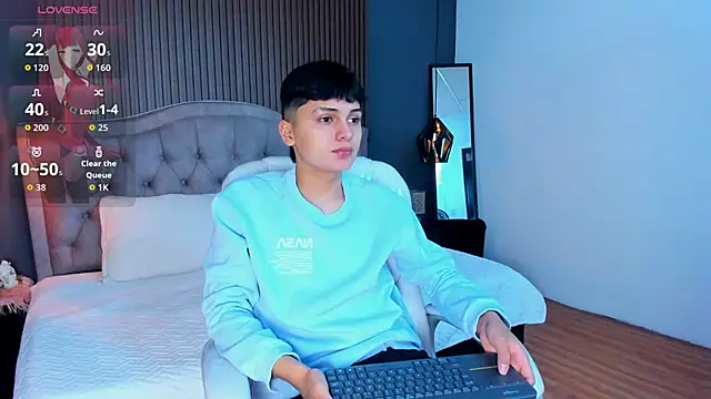 Maxii18  online show from 10-28-25, 01:54