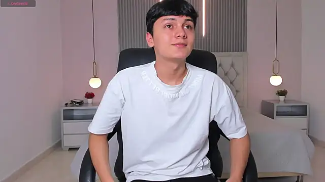 Maxii18  online show from 12-19-25, 06:21