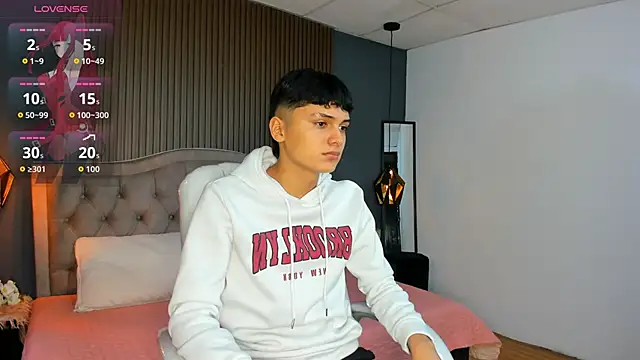 Maxii18  online show from 10-27-25, 01:45