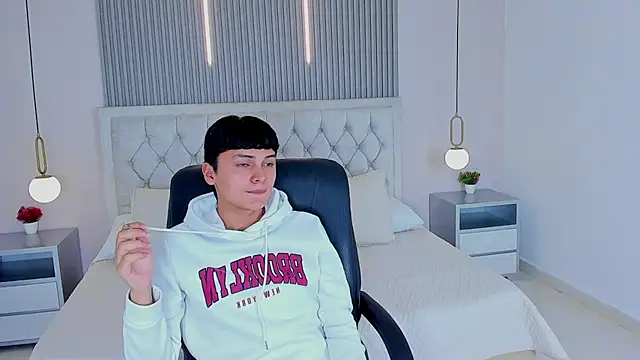 Maxii18  online show from 12-02-25, 07:04