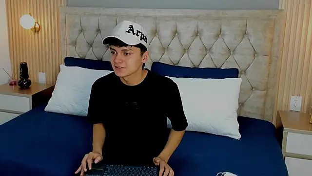 Maxii18  online show from 01-11-26, 02:51