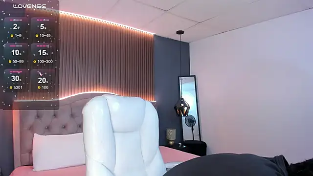 Maxii18  online show from 11-08-25, 07:17