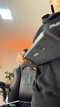 Snapshot of Sebastian_Reed chatting on 02-20-26, 05:26 Sebastian Reed online show from 02-20-26, 05:26