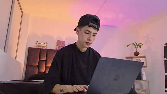 Sebastian Reed online show from 03-11-26, 05:12