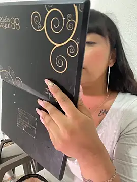 misschloe  online show from 10-29-25, 02:16