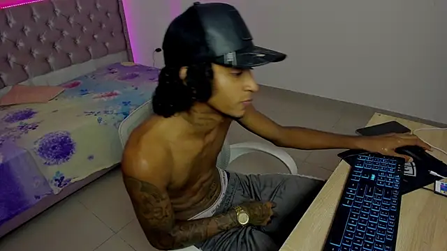 Snapshot of skinny_tatto01 chatting on 10-23-25, 08:51 skinny tatto01 online show from 10-23-25, 08:51