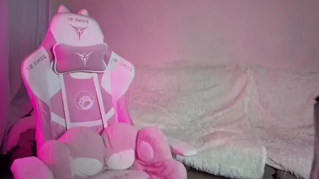 Snapshot of LumiCeleste chatting on 10-27-25, 08:32 LumiCeleste online show from 10-27-25, 08:32