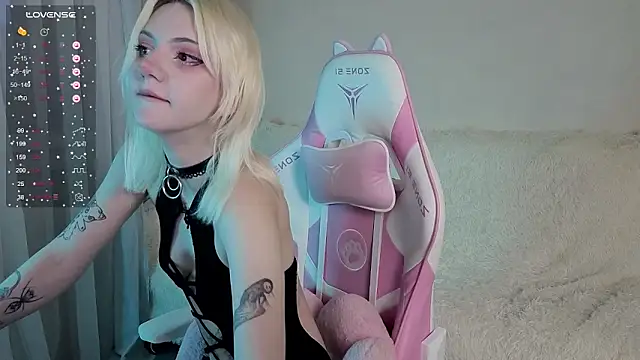 Snapshot of LumiCeleste chatting on 10-29-25, 03:27 LumiCeleste online show from 10-29-25, 03:27