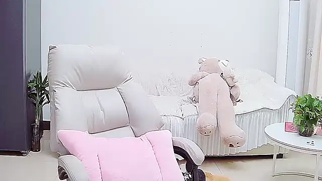 Snapshot of Dinan-y chatting on 02-28-26, 03:17 Dinan-y online show from 02-28-26, 03:17