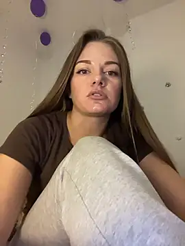 Snapshot of EllaMoonlight chatting on 10-28-25, 04:17 EllaMoonlight online show from 10-28-25, 04:17