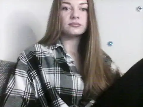 Snapshot of EllaMoonlight chatting on 11-06-25, 09:19 EllaMoonlight online show from 11-06-25, 09:19