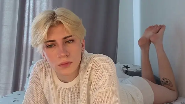 Snapshot of Oliver_star_boy_ chatting on 05-16-26, 08:35 Oliver star boy online show from 05-16-26, 08:35