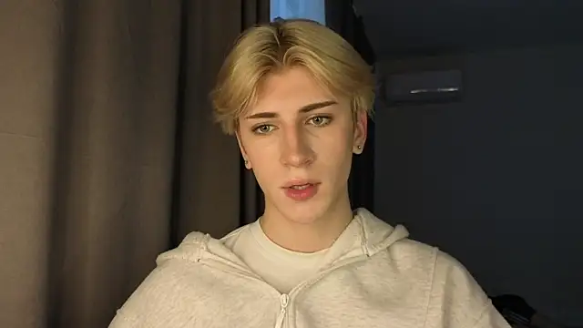 Snapshot of Oliver_star_boy_ chatting on 05-25-26, 12:04 Oliver star boy online show from 05-25-26, 12:04