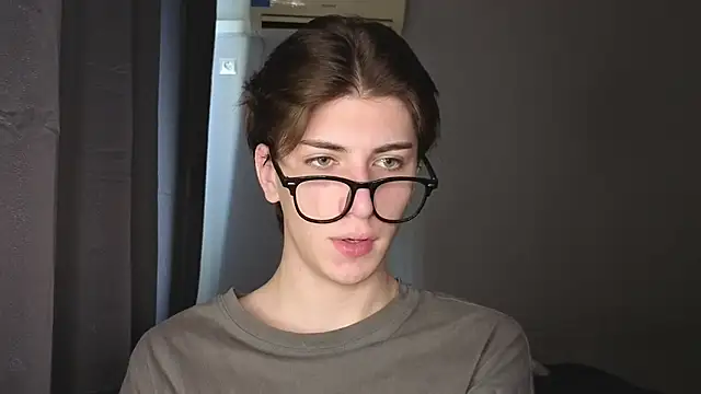 Oliver star boy  online show from 10-26-25, 08:37