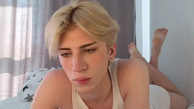 Snapshot of Oliver_star_boy_ chatting on 05-26-26, 04:43 Oliver star boy online show from 05-26-26, 04:43
