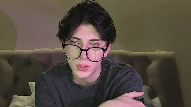 Oliver star boy  online show from 02-12-26, 07:24