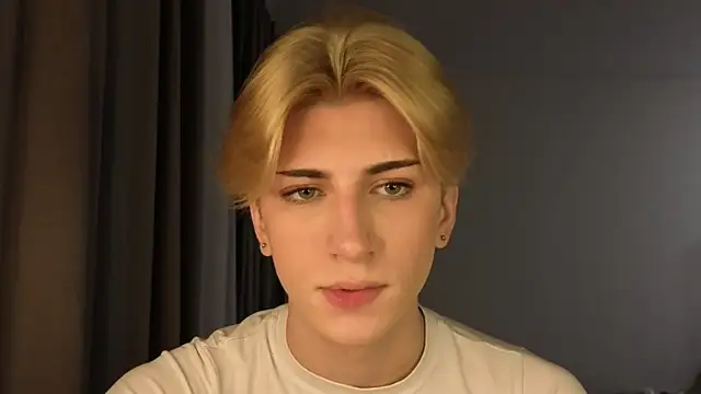 Snapshot of Oliver_star_boy_ chatting on 05-07-26, 06:22 Oliver star boy online show from 05-07-26, 06:22