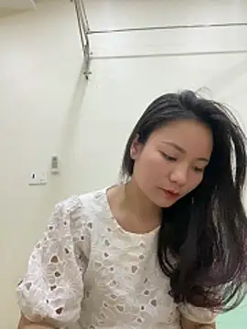 Bee Yellow00 online show from 12-23-25, 05:51