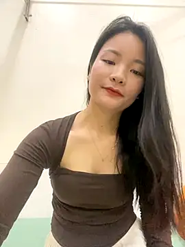 Bee Yellow00 online show from 11-17-25, 04:38