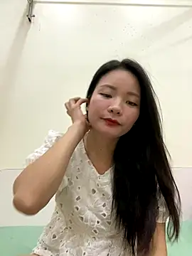 Bee Yellow00 online show from 11-18-25, 04:38