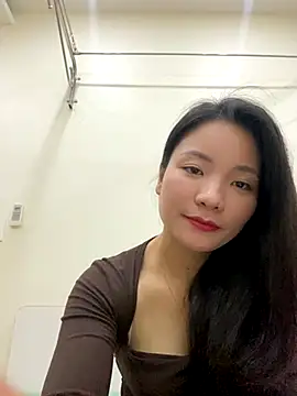 Bee Yellow00 online show from 11-13-25, 04:49