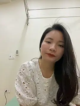 Bee Yellow00 online show from 12-22-25, 05:40